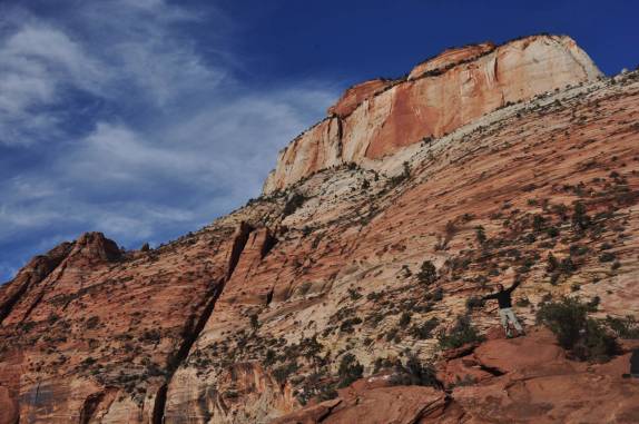 Admirando as montanhas do Zion National Park, em Utah, nos Estados Unidos, num dia de sol